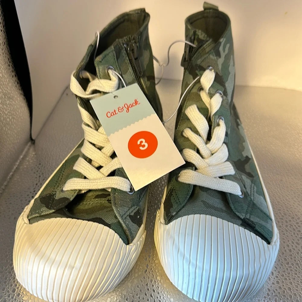 Cat and Jack size 3 children’s unisex shoes. New with tags great back to school‌